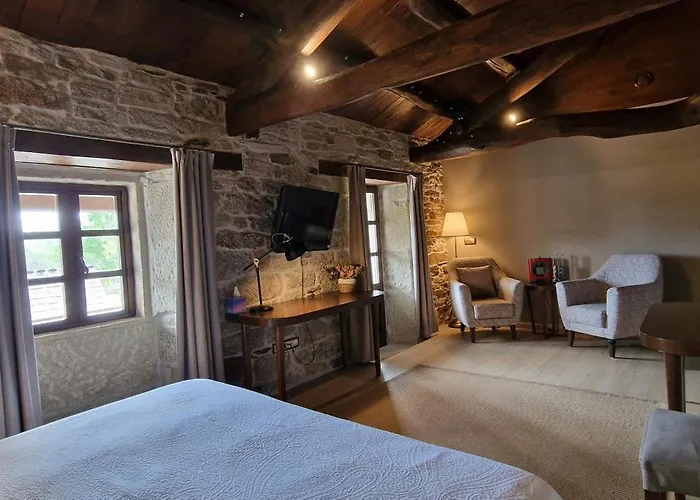 La Cuevona De Guitiriz,parga, En El Camino Norte Lugo * Parga